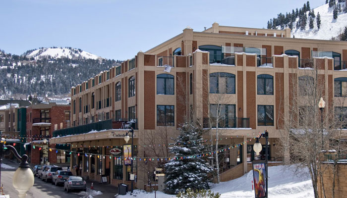 Caledonian_Hotel_Exterior2-(Schramm)_spc-gallery The Caledonian